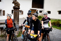 Vier Teilnehmerinnen auf ihren Bikes.