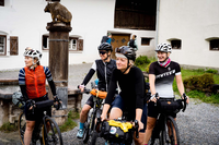 Vier Teilnehmerinnen auf ihren Bikes.
