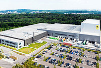 Flyer ZEG Kettler Alu-Rad Deutschland. Grosses Firmengebäude von Kettler mit Parkplatz vor dem Haus.