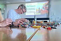 Im Rahmen des Hacks kreieren konzentrierte Teilnehmer mit Hilfe von Lego neue Ideen.