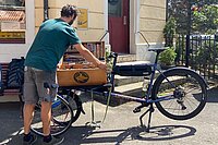 Velovici Handwerker mit Cargobike und Werkzeugkiste
