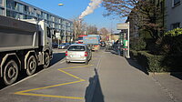 Petition für eine sichere Veloroute auf dem Luzernerring. Viel befahrene Strasse mit Lastwagen und Autos. 