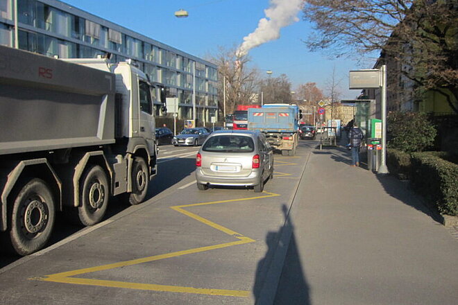Petition für eine sichere Veloroute auf dem Luzernerring. Viel befahrene Strasse mit Lastwagen und Autos. 