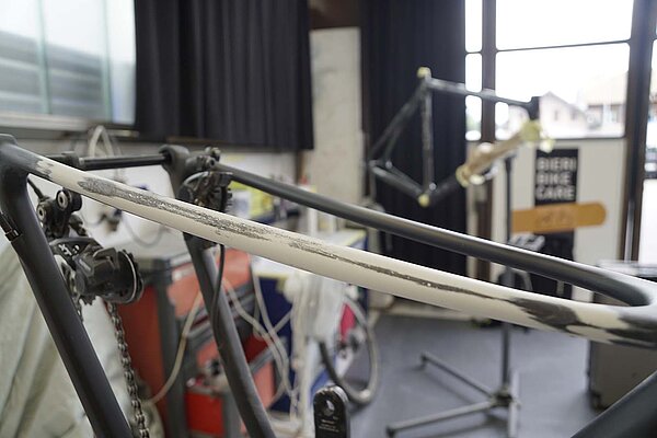 Für eine möglichst feste Verbindung zwischen Rahmen und neuem Laminat ist die Vorbereitung entscheidend. Carbonrahmen werden bei Bieri Bike Care repariert.