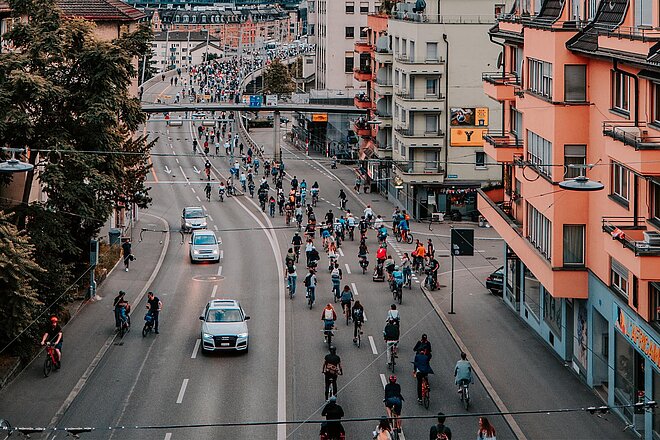 alt="Velofahrende nehmen an der Critical Mass auf der Hardbrücke Zürich teil"