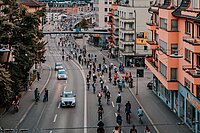 alt="Velofahrende nehmen an der Critical Mass auf der Hardbrücke Zürich teil"