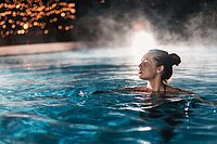 Wellness-Wonnen Aargauer Thermalbäder. Eine Frau sitzt in einem Pool.