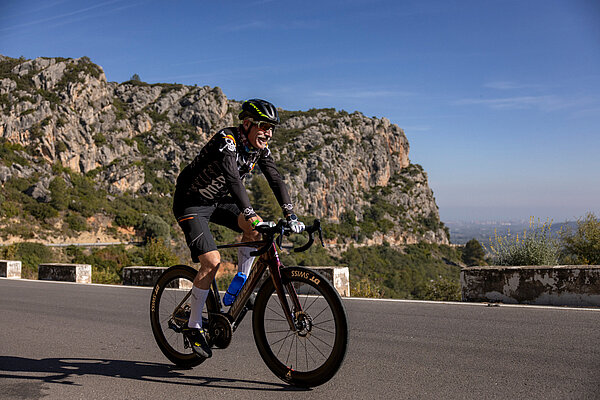 Ein Mann auf einem Rennrad