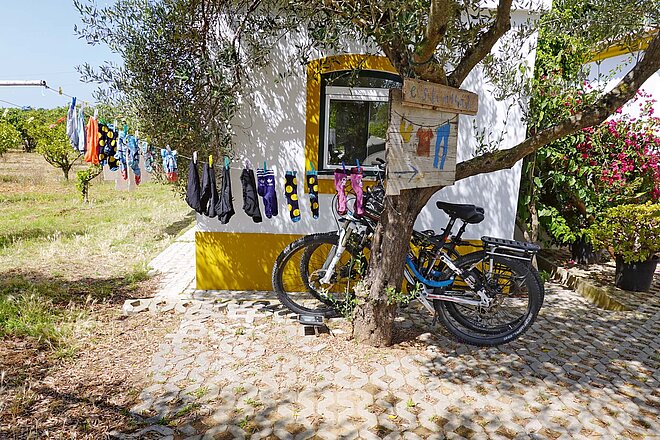 Wäsche hängt an einer Leine.