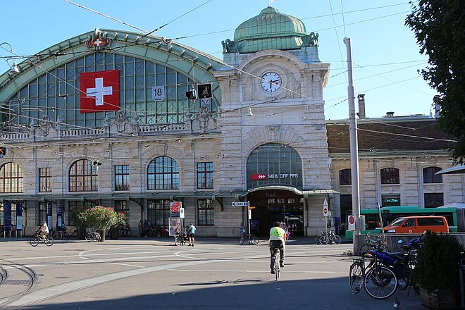 In Basel werden Velos, die lange unbewegt rund um den Bahnhof stehen, von der Polizei eingesammelt. Bahnhof Basel SBB.