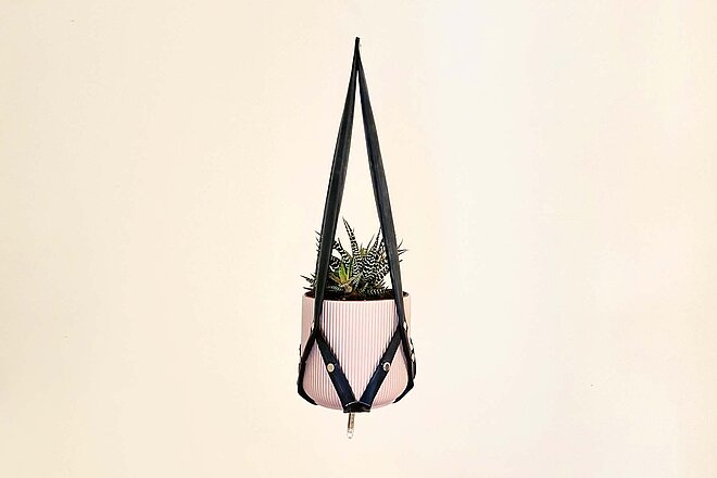 Blumentopf Anfhängung alte Fahrradschläuche.