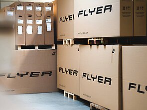 Flyer streicht 150 Stellen in Huttwil. Kartonschachteln mit Aufschrift Flyer.