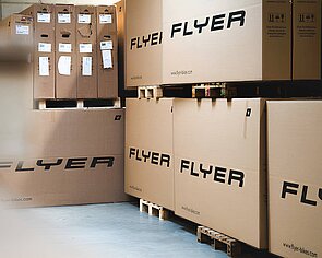 Flyer streicht 150 Stellen in Huttwil. Kartonschachteln mit Aufschrift Flyer.