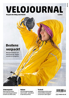 Eine Frau hält die Hand vor das Gesicht um sich vor Regen zu schützen