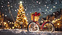 Rotes Velo mit Geschenkkorb am Lenker im Schnee vor Christbaum und Nachthimmel