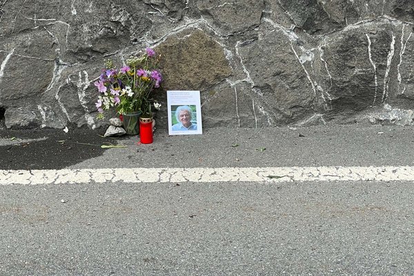 Eine Kerze und ein Foto stehen am Ort eines tragischen Verkehrsunfalls.