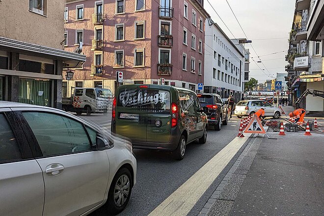 Die Langstrasse wird doch nicht autofrei. Autos stauen sich auf einer Strasse.