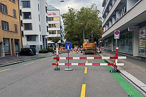 Baustelle auf einer Strasse mit Abschranken.