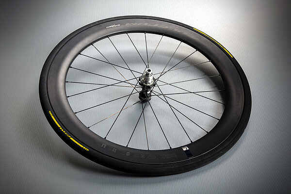 Laufrad mit Prototypen-Reifen von Pirelli..