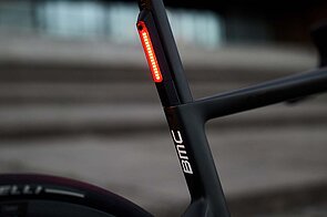 Rücklicht in der Stattelstütze des Teammachine 01 AMP E-Rennrads von BMC.