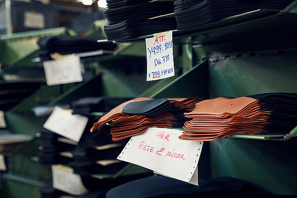 Riese & Müller setzt auf Transparenz bei der Nachhaltigkeit im Unternehmen. im Bild ein Warenlager