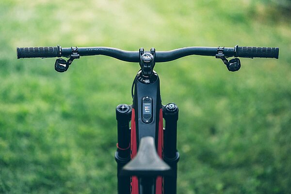 Sram Eagle Powertrain E-Bike Antriebssystem. Lenker eines E-Mountainbikes.