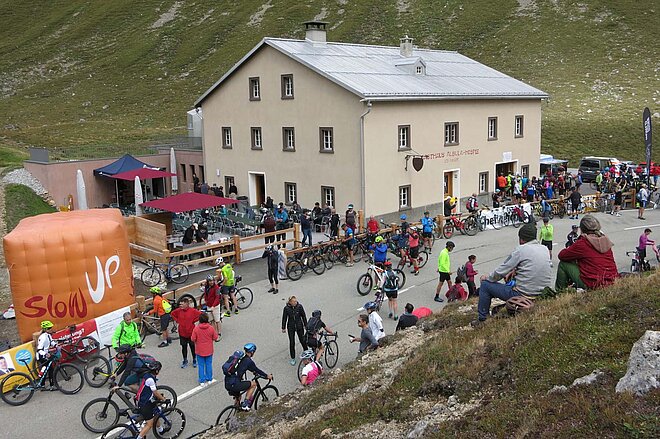 Der Slowup Mountain Albula ermöglichte das Befahren eines Alpenpasses ohne Motorenlärm Die Slowup Saison 2022 war ein Erfolg. Velofahrer auf einer Passstrasse.