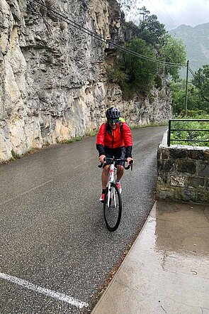 Ein Velofahrer im Regen