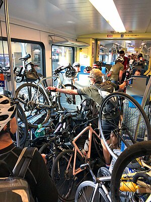 Klausen Monument war ein Velofest. Ein Zugabteil ist mit Fahrrädern vollgestopft. 