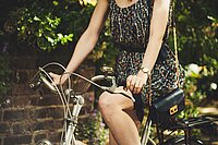 Frau mit gemustertem Kleid auf Retro Velo