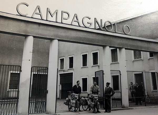 Schwarzweiss Bild eines Firmengebäudes von Campagnolo.