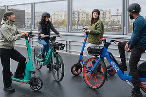 Shared Mobility in der Krise. Junge Menschen auf E-Scootern und E-Bikes.