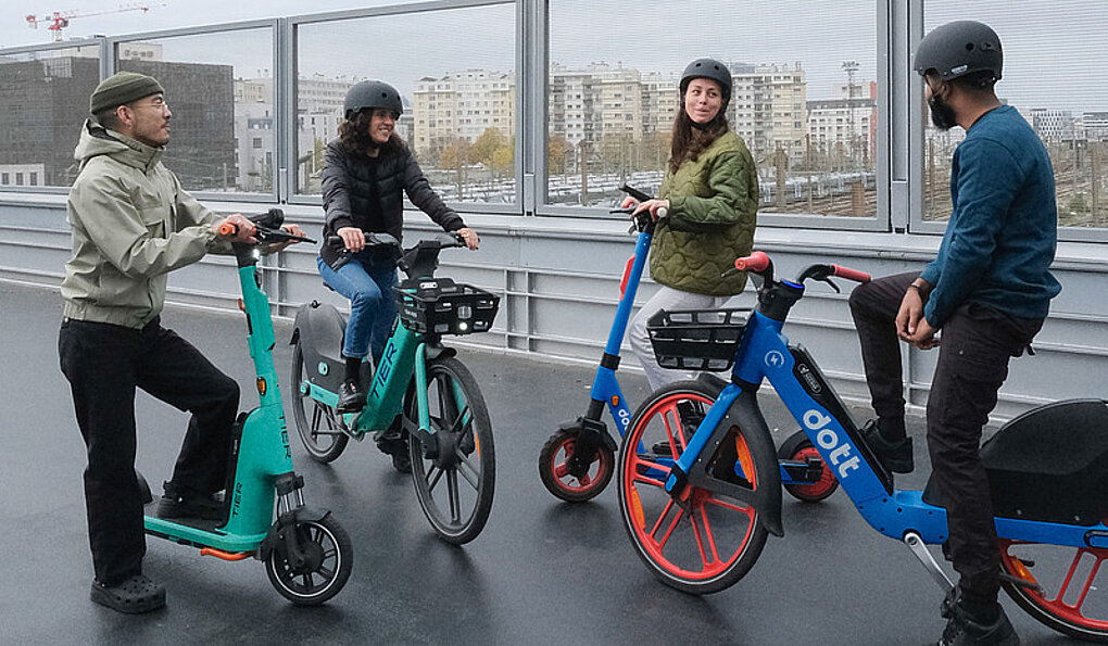 Shared Mobility in der Krise. Junge Menschen auf E-Scootern und E-Bikes.