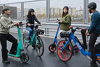 Shared Mobility in der Krise. Junge Menschen auf E-Scootern und E-Bikes.