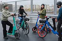 Shared Mobility in der Krise. Junge Menschen auf E-Scootern und E-Bikes.