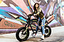 Model mit «S-Series»-E-Bike von Super73.