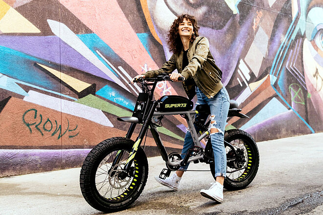 Model mit «S-Series»-E-Bike von Super73.