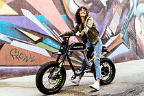 Model mit «S-Series»-E-Bike von Super73.