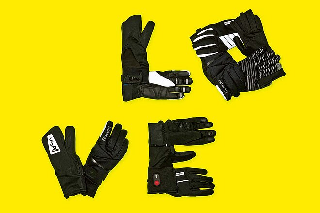 Die besten Winterhandschuhe für Radfahrer im Test. Handschuhe liegen zum einem Schriftzug Velo angeordnet.