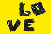 Die besten Winterhandschuhe für Radfahrer im Test. Handschuhe liegen zum einem Schriftzug Velo angeordnet.