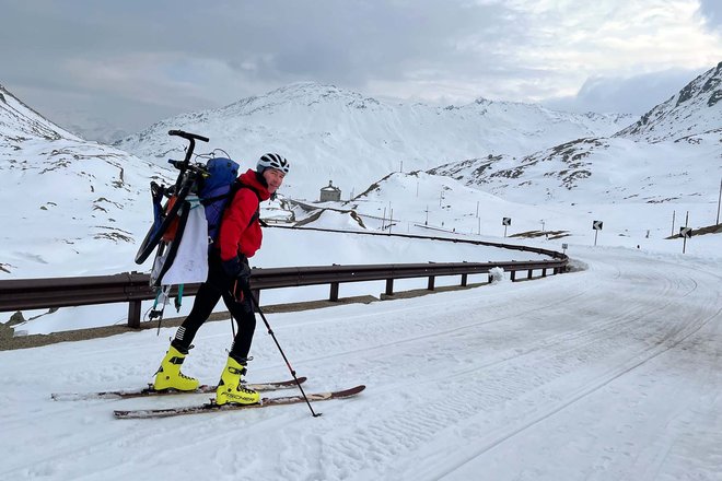 Velo Ski Tour in den Schweizer Alpen. Jan Fehr mit Tourenski und demontiertem Bike auf dem Rücken.