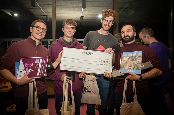 Das Gewinnerteam posiert mit den Preisen.