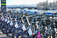 Publibike will 2000 Franken für verschwundenes Velo. Abgestellte Publibes an einer Station.