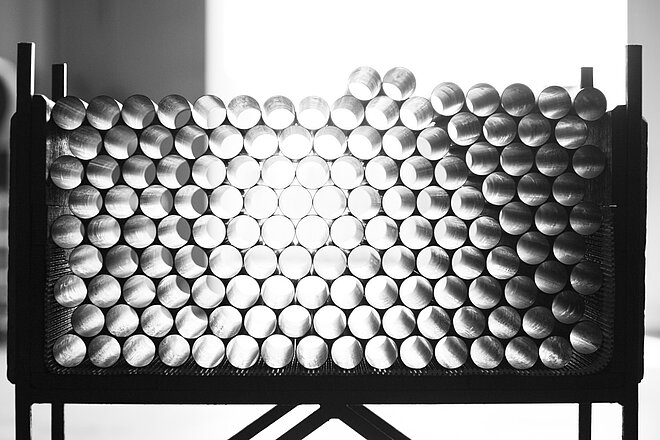 Schwar Weiss Bild mit Stahlrohren auf einem Haufen