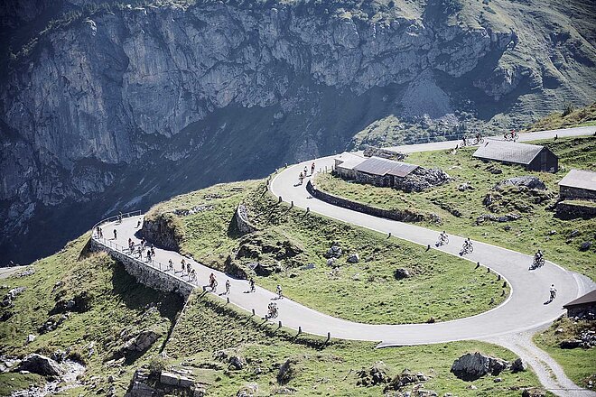 Surrende Ketten anstatt dröhnende Motoren auf dem Klausenpass. Autofreie Passstrasse Klausenpass Klausen Monument 2023.