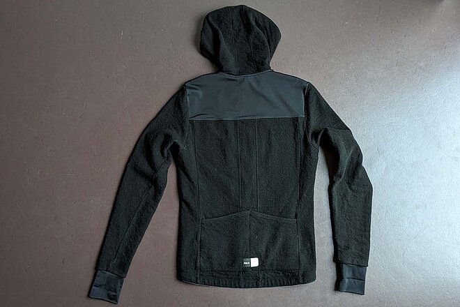 Pedaled Attakai Wool Jacket Test. Schwarze Wolljacke für Radfahrer.