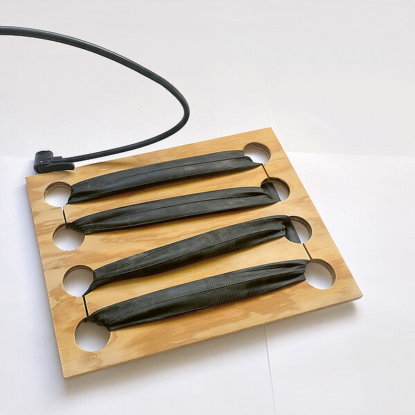 Veloschlauch für Hocker auf Brett gespannt DIY Velojournal