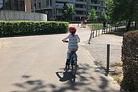 Kind unterwegs in der Stadt Zürich