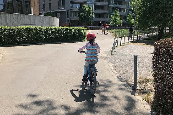 Kind unterwegs in der Stadt Zürich