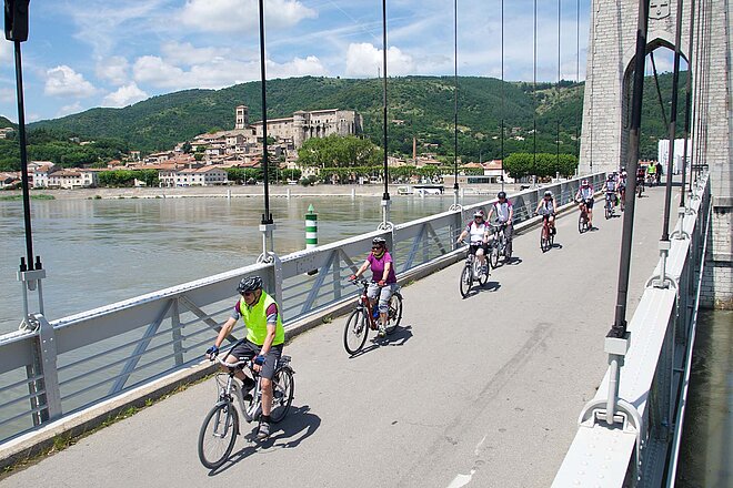 Velofahrer radeln über eine Brücke